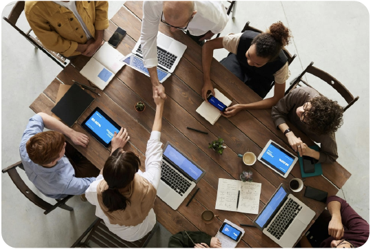Colaboradores trabajando en mesa de proyecto
